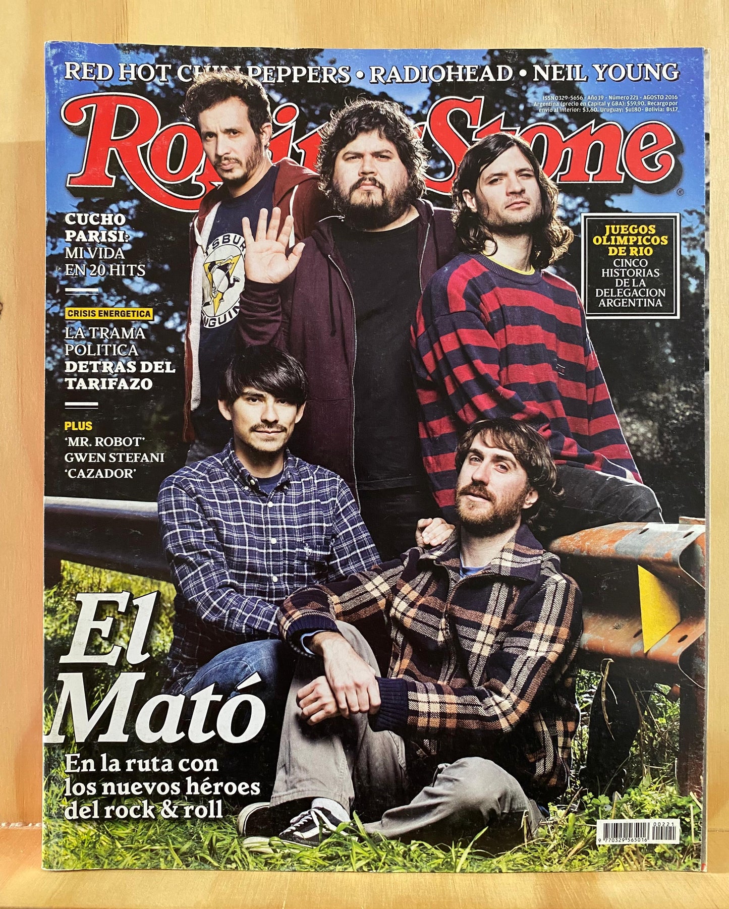Rolling Stone Argentina, RS 221, agosto 2016, Él Mató. En la ruta con los nuevos héroes del rock & roll (Neil Young, Los Auténticos Decadentes, Gwen Stefani)